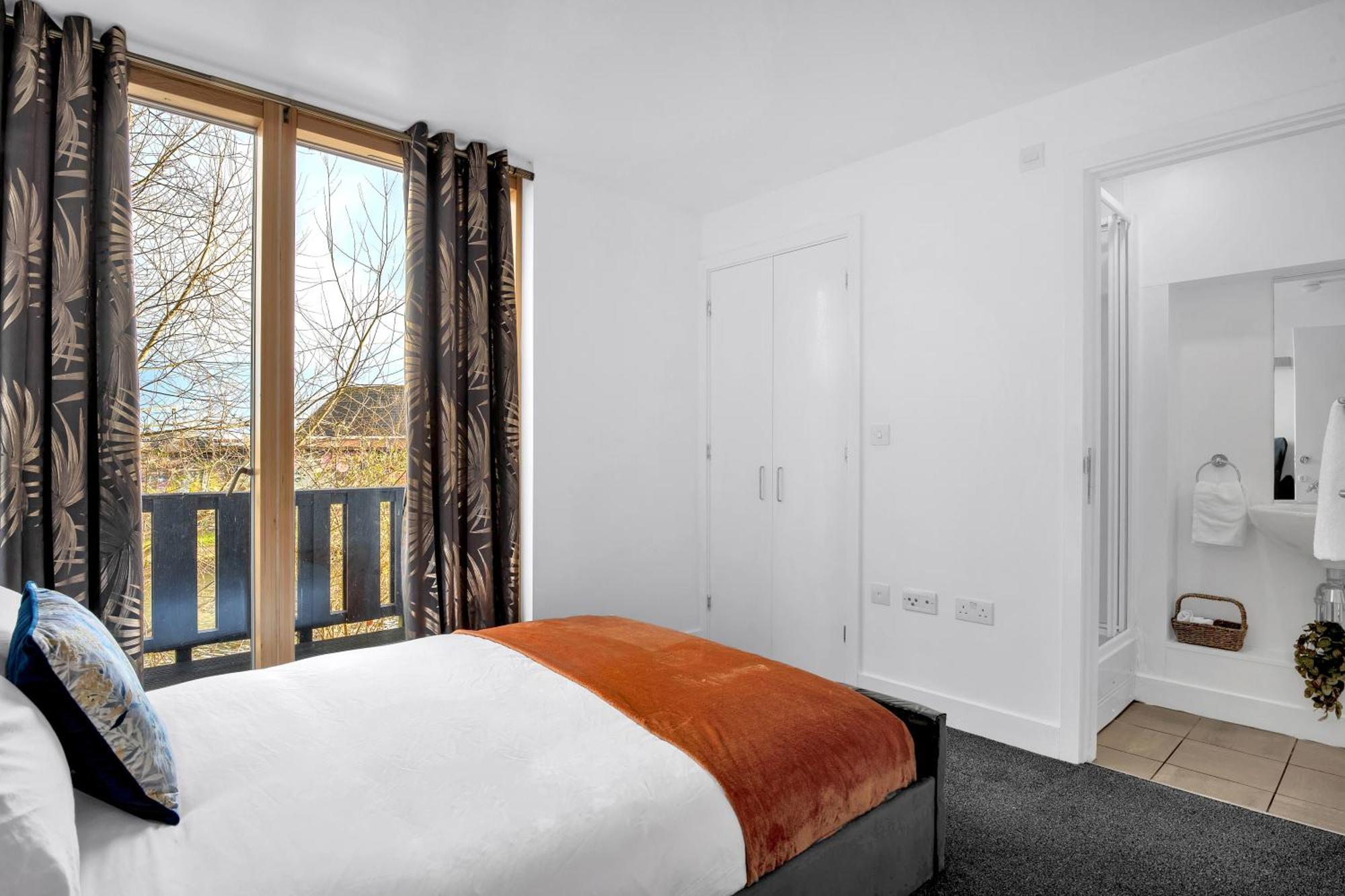 Luxury Waterfront Property With Free Parking Coventry Buitenkant foto